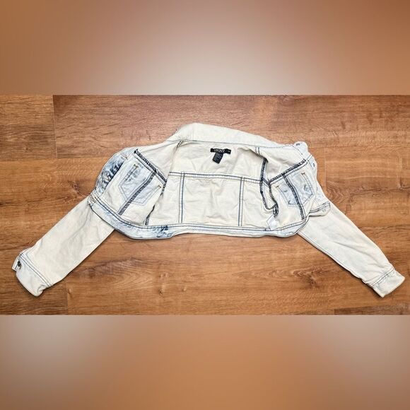 DKNY Cropped Denim Jean Jacket White Light Wash Women’s size medium - Picture 4 of 5